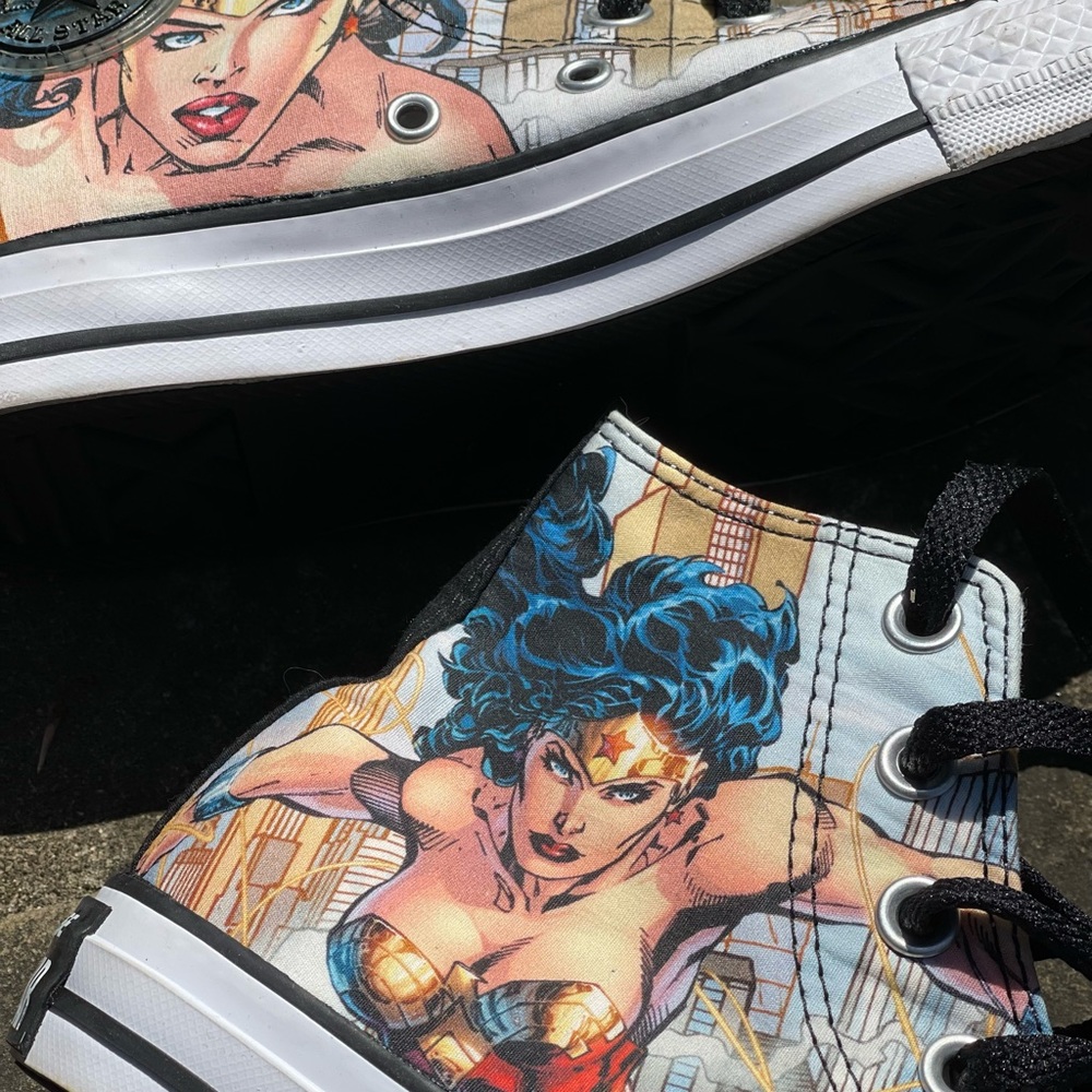 Converse All Star Wonder Women High Tops DC Comics Rare Print Pre-owned W-6 M-4 - Picture 6 of 7